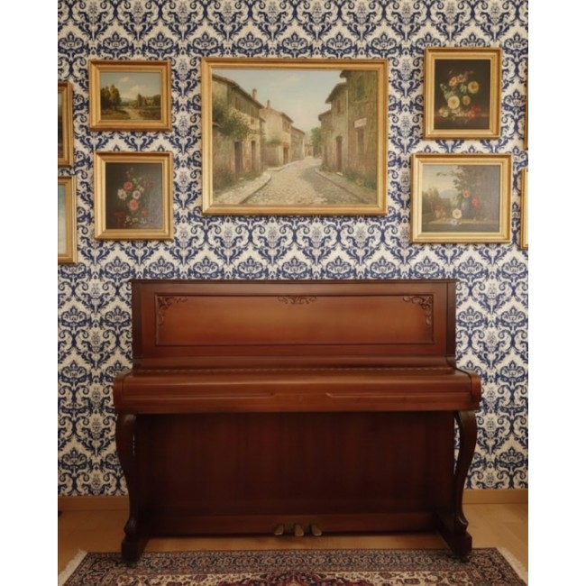 بيانو مصنوع من الخشب الطبيعي يجمع بين عراقة التصميم كلاسيكي وجودة الصوت الدافئ 1010