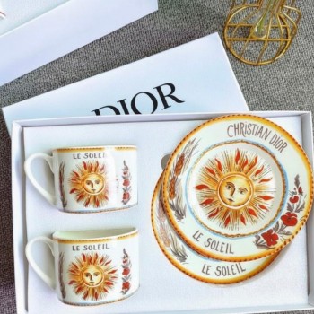 طقم كوب وصحن من سيراميك تجسد الاناقه الباريسيه من براند ديور العدد2 قطع 9039 طقم كوب وصحن من سيراميك تجسد الاناقه الباريسيه من براند ديور العدد2 قطع 9039