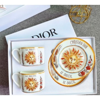 طقم كوب وصحن من سيراميك تجسد الاناقه الباريسيه من براند ديور العدد2 قطع  9039