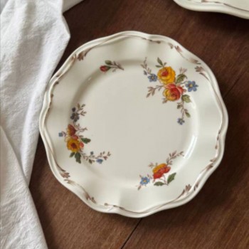 صحن سيراميك بتصميم ريفي بزخارف الزهور والحواف المتموجه9012