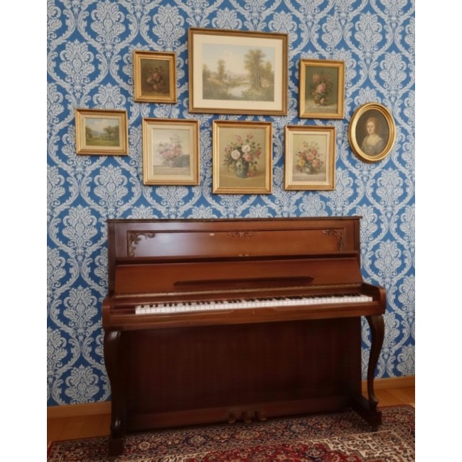 بيانو مصنوع من الخشب الطبيعي يجمع بين عراقة التصميم كلاسيكي وجودة الصوت الدافئ 1010