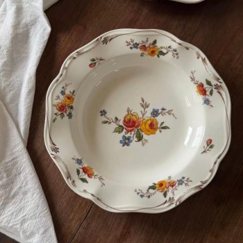 صحن سيراميك  عميق بزخارف زهور بتصميم  فرنسي  بحافه متموجه  9010