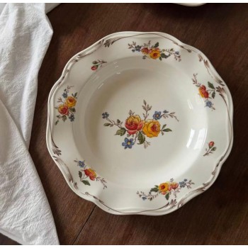 صحن سيراميك  عميق بزخارف زهور بتصميم  فرنسي  بحافه متموجه  9010