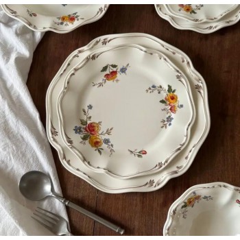 صحن سراميك مزخرف بنمط فرنسي فاخر مثالي لتقديم على مائدة الطعام متوفر حجمين 9014