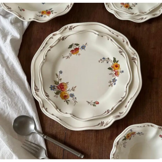 صحن سراميك مزخرف بنمط فرنسي فاخر مثالي لتقديم على مائدة الطعام متوفر حجمين 9014