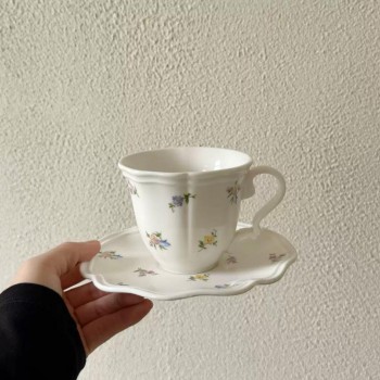 كوب شاي وصحن من سراميك تحاكي جلسات الملكيه بزخارف ريفيه انيقه9024