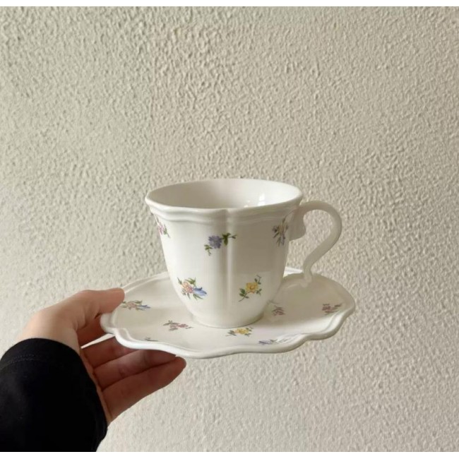 كوب شاي وصحن من سراميك تحاكي جلسات الملكيه بزخارف ريفيه انيقه9024