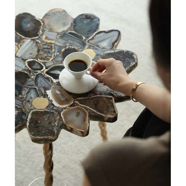 طاوله جانبية فاخرة  تتميز بتصميم مودرن يجمع بين الطبيعة والأناقة، وهي مثالية كطاولة خدمة أو قطعة ديكور لغرف المعيشة والمداخل8468