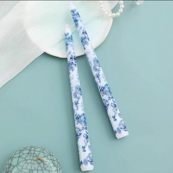 شموع فاخره تحاكي الرقي الفكتوري مزينه بنقوش زرقاء وبيضاءالعدد 2  9684