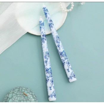 شموع فاخره تحاكي الرقي الفكتوري مزينه بنقوش زرقاء وبيضاءالعدد 2  9684