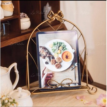 حامل ذهبي فاخر بلمسه فرنسيه كلاسيكيه تجمع بين الرقه والمتانه 9642