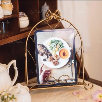 حامل ذهبي فاخر بلمسه فرنسيه كلاسيكيه تجمع بين الرقه والمتانه 9642