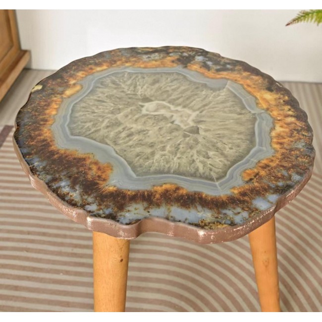 طاوله جانبيه مبتكره تحاكي تشكيلات الأحجار الكريمة بألوانها الهادئ مدعومة بأرجل خشبية طبيعية تمنحها طابعاً يجمع بين الحداثة والدفء9595