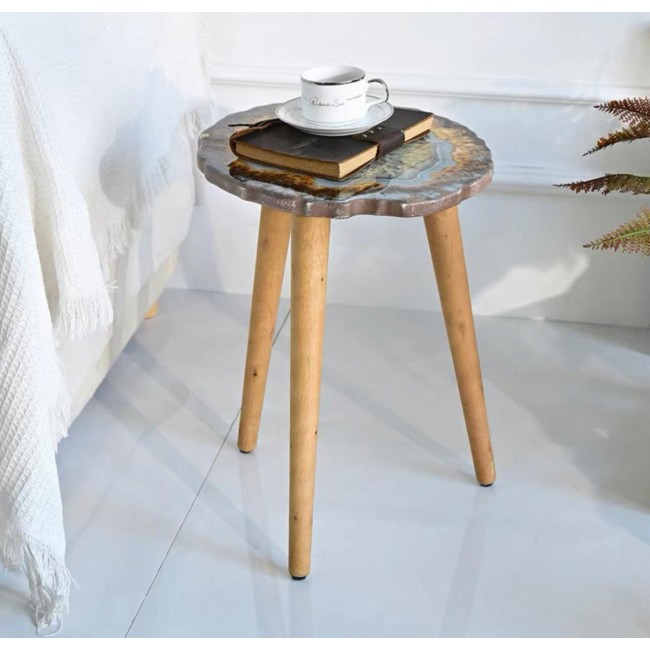 طاوله جانبيه مبتكره تحاكي تشكيلات الأحجار الكريمة بألوانها الهادئ مدعومة بأرجل خشبية طبيعية تمنحها طابعاً يجمع بين الحداثة والدفء9595