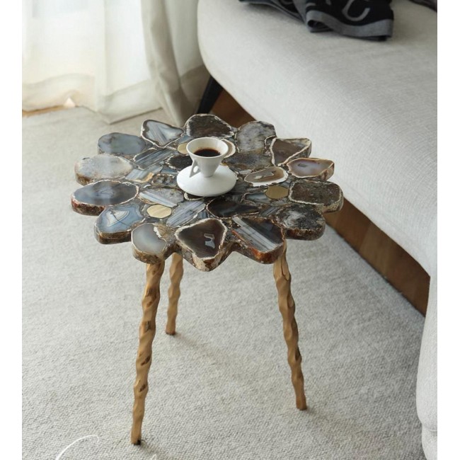 طاوله جانبية فاخرة  تتميز بتصميم مودرن يجمع بين الطبيعة والأناقة، وهي مثالية كطاولة خدمة أو قطعة ديكور لغرف المعيشة والمداخل8468