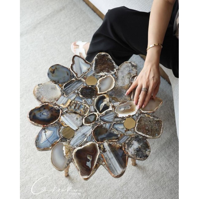 طاوله جانبية فاخرة  تتميز بتصميم مودرن يجمع بين الطبيعة والأناقة، وهي مثالية كطاولة خدمة أو قطعة ديكور لغرف المعيشة والمداخل8468