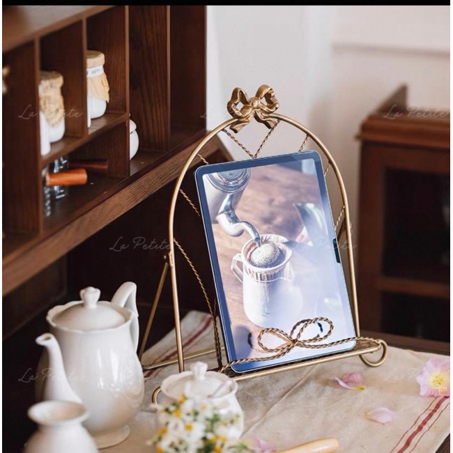 حامل ذهبي فاخر بلمسه فرنسيه كلاسيكيه تجمع بين الرقه والمتانه 9642