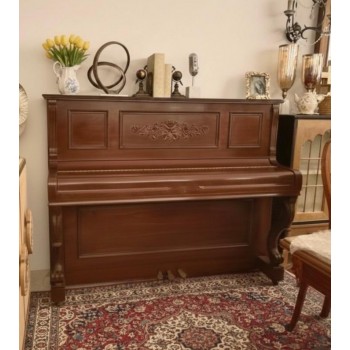 بيانو مصنوع من الخشب الطبيعي يجمع بين عراقة التصميم كلاسيكي وجودة الصوت الدافئ2020