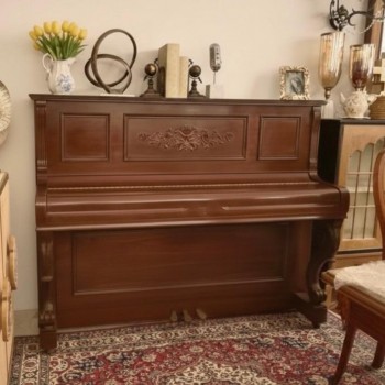 بيانو مصنوع من الخشب الطبيعي يجمع بين عراقة التصميم كلاسيكي وجودة الصوت الدافئ2020