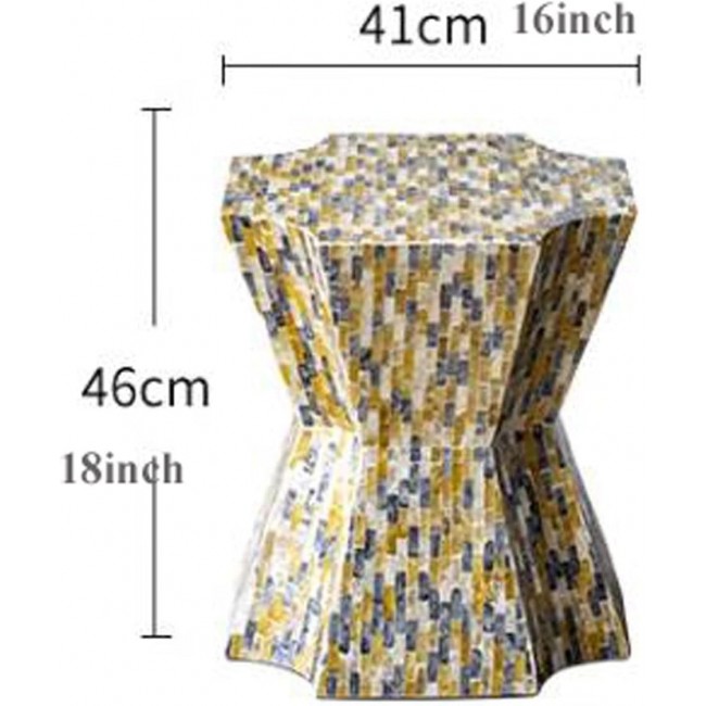 طاوله جانبيه بتصميم هندسي كلاسيك مودرن مغطاه بقطع مستطيله من الصدف الطبيعي