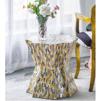 طاوله جانبيه بتصميم هندسي كلاسيك مودرن مغطاه بقطع مستطيله من الصدف الطبيعي