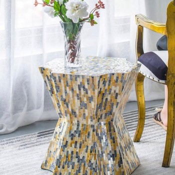 طاوله جانبيه بتصميم هندسي كلاسيك مودرن مغطاه بقطع مستطيله من الصدف الطبيعي