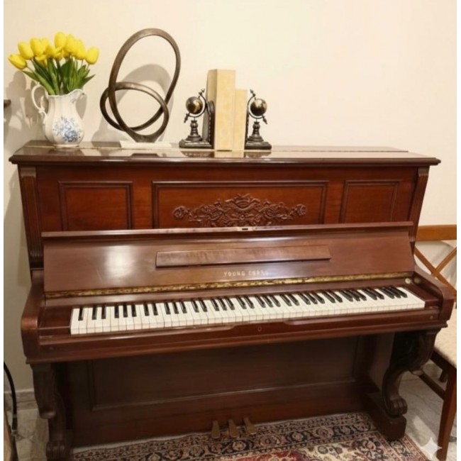 بيانو مصنوع من الخشب الطبيعي يجمع بين عراقة التصميم كلاسيكي وجودة الصوت الدافئ2020