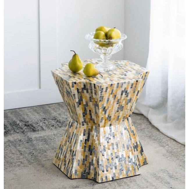 طاوله جانبيه بتصميم هندسي كلاسيك مودرن مغطاه بقطع مستطيله من الصدف الطبيعي