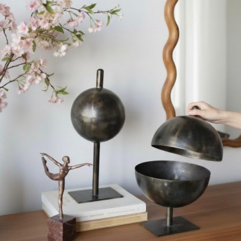 صينيه معدن بتصميم عصري بشكل الكره مع قاعده تمزج بين الجمال العصري واللمسة الصناعية الفاخرةL8637 صينيه معدن بتصميم عصري بشكل الكره مع قاعده تمزج بين الجمال العصري واللمسة الصناعية الفاخرةL8637