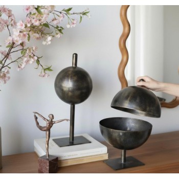 صينيه معدن بتصميم عصري بشكل الكره مع قاعده تمزج بين الجمال العصري واللمسة الصناعية الفاخرةL8637