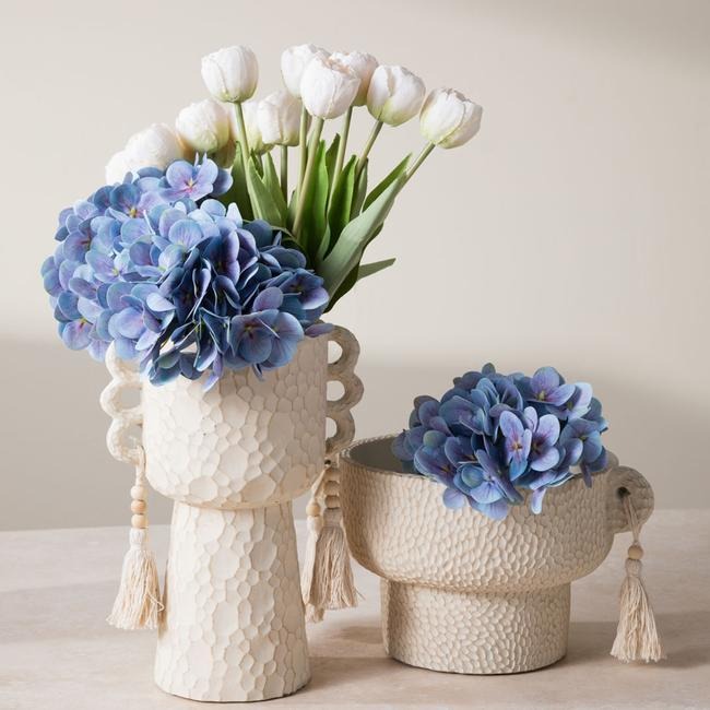 فازه حجريه تتميز بسطح حجري محفر يدويا ليمنحها مظهرا طبيعيا مزوده بمقابض جانبيه يتدلى منها حبال قطنية بالطابع البوهيمي متوفر L8473باحجام مختلفه 