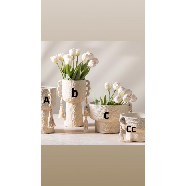 فازه حجريه تتميز بسطح حجري محفر يدويا ليمنحها مظهرا طبيعيا مزوده بمقابض جانبيه يتدلى منها حبال قطنية بالطابع البوهيمي متوفر L8473باحجام مختلفه 