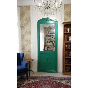 مرايا جداريه عصريه  التي تمزج بين التصميم التراثي العتيق واللون الأخضر الزمردي الجريء. مستوحاة من تفاصيل الأبواب الأوروبية الكلاسيكية،