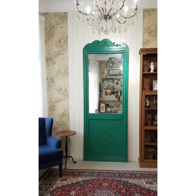 مرايا جداريه عصريه  التي تمزج بين التصميم التراثي العتيق واللون الأخضر الزمردي الجريء. مستوحاة من تفاصيل الأبواب الأوروبية الكلاسيكية،