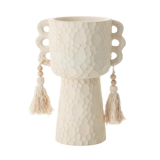 فازه حجريه تتميز بسطح حجري محفر يدويا ليمنحها مظهرا طبيعيا مزوده بمقابض جانبيه يتدلى منها حبال قطنية بالطابع البوهيمي متوفر L8473باحجام مختلفه 