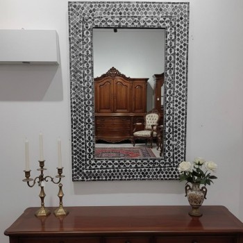 مرايا جداريه فاخرة مرصعة بصدف الطبيعي تجمع بين الحرفية اليدوية التقليدية والتصميم الهندسي L8483العصري. 