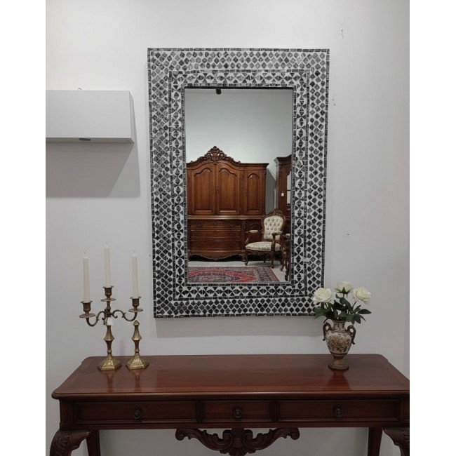 مرايا جداريه فاخرة مرصعة بصدف الطبيعي تجمع بين الحرفية اليدوية التقليدية والتصميم الهندسي L8483العصري. مرايا جداريه فاخرة مرصعة بصدف الطبيعي تجمع بين الحرفية اليدوية التقليدية والتصميم الهندسي L8483العصري.