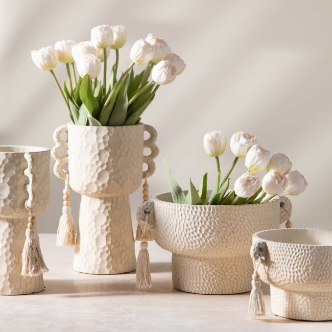 فازه حجريه تتميز بسطح حجري محفر يدويا ليمنحها مظهرا طبيعيا مزوده بمقابض جانبيه يتدلى منها حبال قطنية بالطابع البوهيمي متوفر L8473باحجام مختلفه 