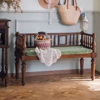 قطعة أثاث كلاسيكية وفخمة، هذا الكرسي يجمع تصميمه بين النمط العربي التقليدي واللمسات الفيكتورية القديمة، مصنوع من الخشب الطبيعي بأرجل ومسند محفوره يدويا بعنايه باللون البني الداكن والتي يظهر من خلاله عروق الخشب الطبيعيL9654