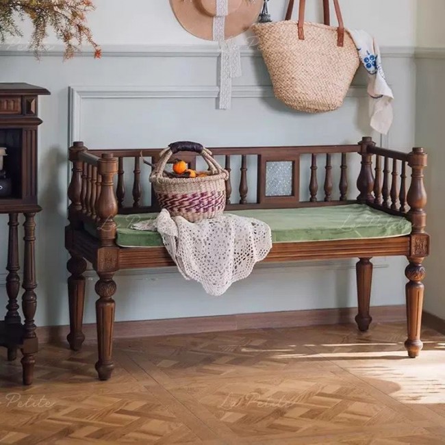 قطعة أثاث كلاسيكية وفخمة، هذا الكرسي يجمع تصميمه بين النمط العربي التقليدي واللمسات الفيكتورية القديمة، مصنوع من الخشب الطبيعي بأرجل ومسند محفوره يدويا بعنايه باللون البني الداكن والتي يظهر من خلاله عروق الخشب الطبيعيL9654