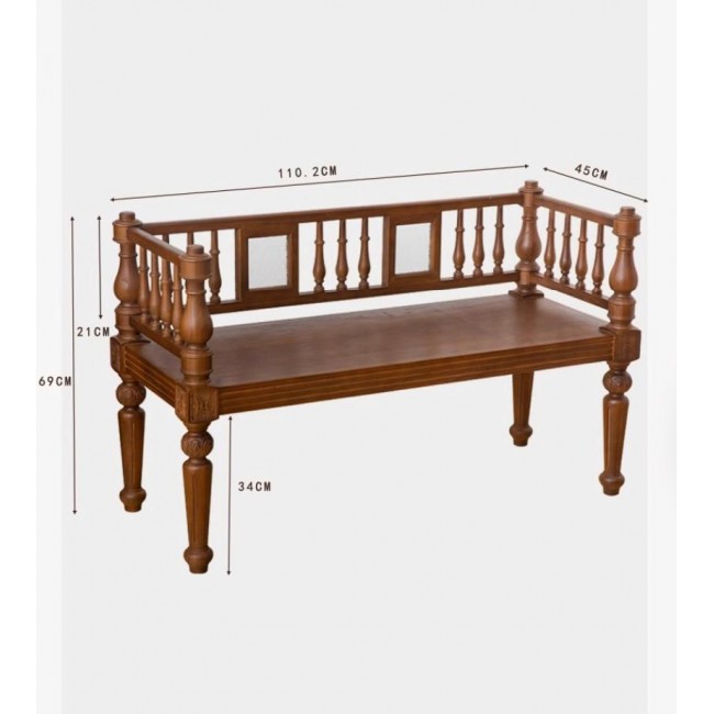 قطعة أثاث كلاسيكية وفخمة، هذا الكرسي يجمع تصميمه بين النمط العربي التقليدي واللمسات الفيكتورية القديمة، مصنوع من الخشب الطبيعي بأرجل ومسند محفوره يدويا بعنايه باللون البني الداكن والتي يظهر من خلاله عروق الخشب الطبيعيL9654