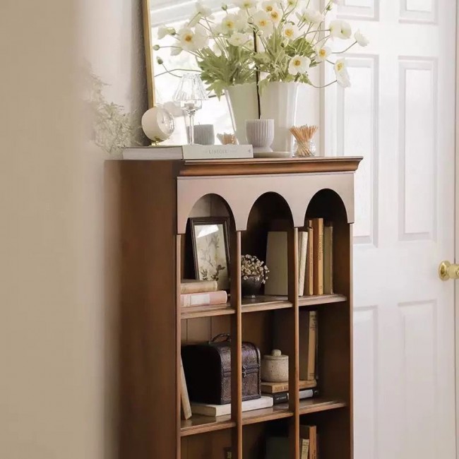 خزانه خشبية بتصميم كلاسيكي ريفي، تجمع بين الأناقة والوظيفة التنظيمية. مصنوعة من الخشب الطبيعي بلون بني متوسط يظهر عروق الخشب الطبيعيهL9635