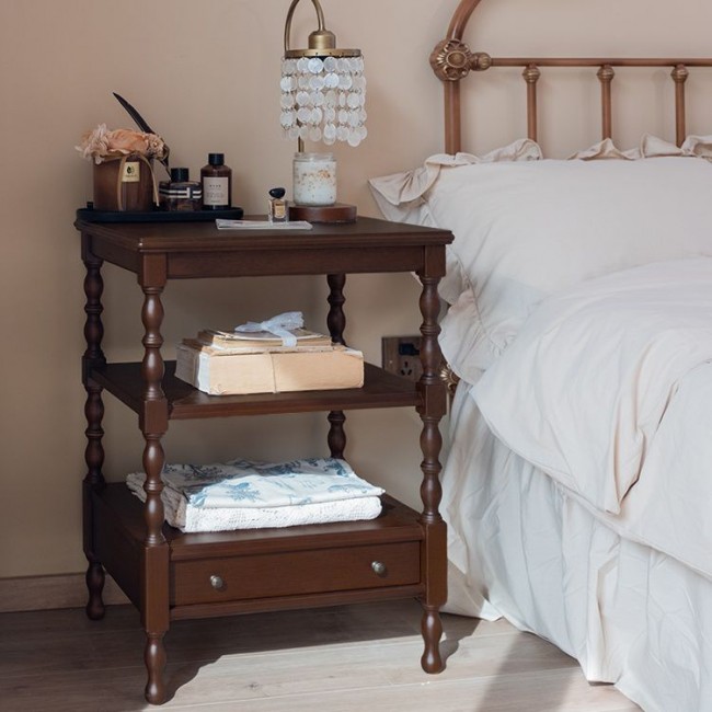 طاوله جانبيه مصنوع من الخشب الطبيعي بلونه الداكن الدافئ هوية تاريخية مستوحاة من الأثاث الفرنسي والإنجليزي العريق9637