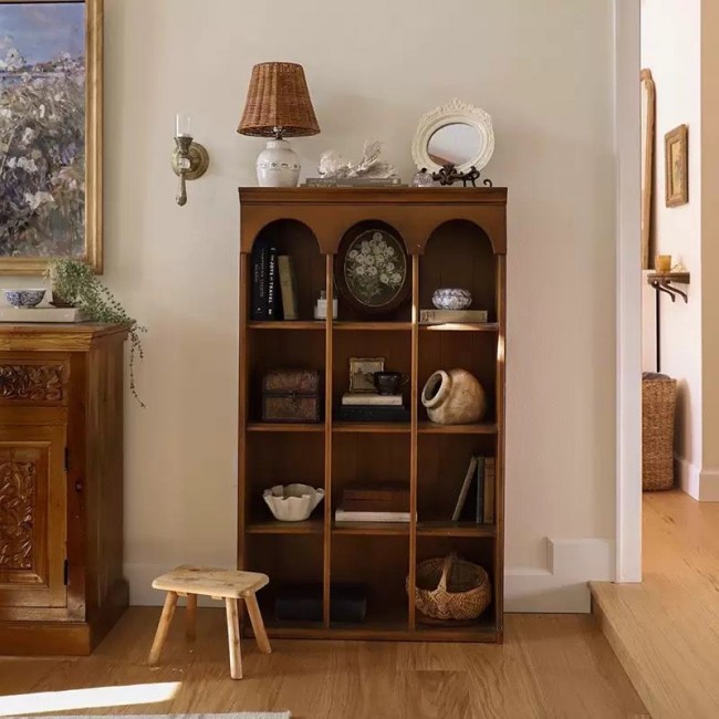 خزانه خشبية بتصميم كلاسيكي ريفي، تجمع بين الأناقة والوظيفة التنظيمية. مصنوعة من الخشب الطبيعي بلون بني متوسط يظهر عروق الخشب الطبيعيهL9635