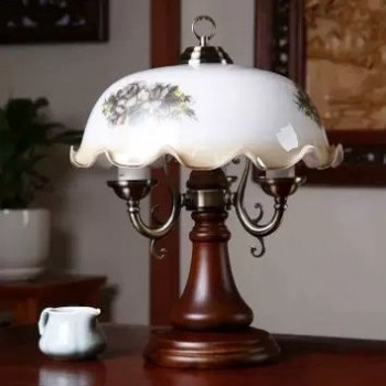 مصباح طاولة (أباجورة) كلاسيكي بتصميم يجمع بين الفخامة التقليدية واللمسات الانجليزيه الفاخره8605