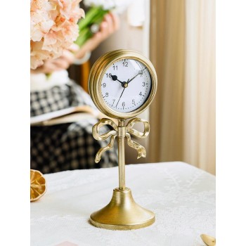 ساعة مكتبية مصنوعه من المعدن تتميز بتصميم أنيق يجمع بين الطراز الفيكتوري واللمسات الفرنسيه العصرية،9565