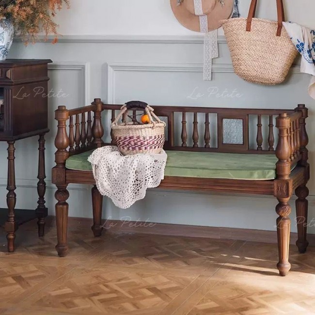 قطعة أثاث كلاسيكية وفخمة، هذا الكرسي يجمع تصميمه بين النمط العربي التقليدي واللمسات الفيكتورية القديمة، مصنوع من الخشب الطبيعي بأرجل ومسند محفوره يدويا بعنايه باللون البني الداكن والتي يظهر من خلاله عروق الخشب الطبيعيL9654