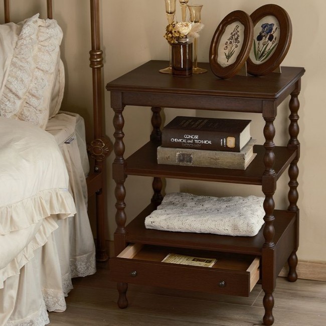 طاوله جانبيه مصنوع من الخشب الطبيعي بلونه الداكن الدافئ هوية تاريخية مستوحاة من الأثاث الفرنسي والإنجليزي العريق9637