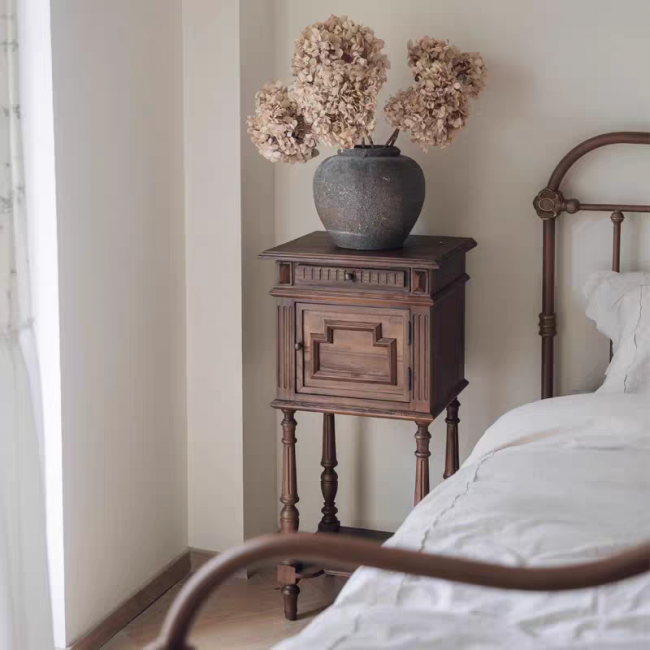 طاوله جانبيه بتصميم فرنسي مصنوعه من الخشب الطبيعي بلون بني معتق9623 طاوله جانبيه بتصميم فرنسي مصنوعه من الخشب الطبيعي بلون بني معتق9623