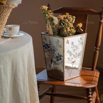 فازه ديكور بواجهات من المرايا المصقولة والمزينة بنقوش فنية لأغصان الأشجار والعصافير مما يعكس الضوء ويمنح غرفتك شعوراً بالاتساع والأناقة.9629